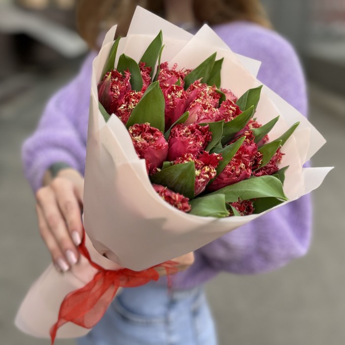 25 махровых красных тюльпанов Ля мур