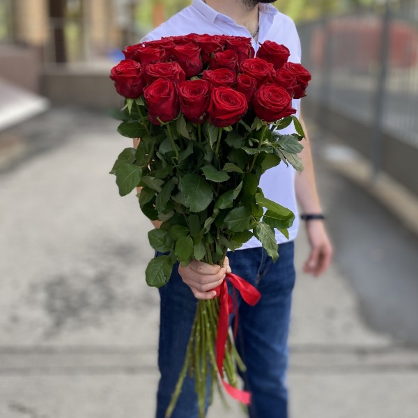 25 красных роз Ред Наоми 90 см