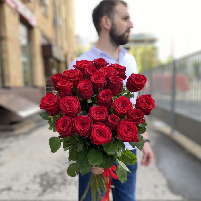 25 красных роз Ред Наоми 90 см