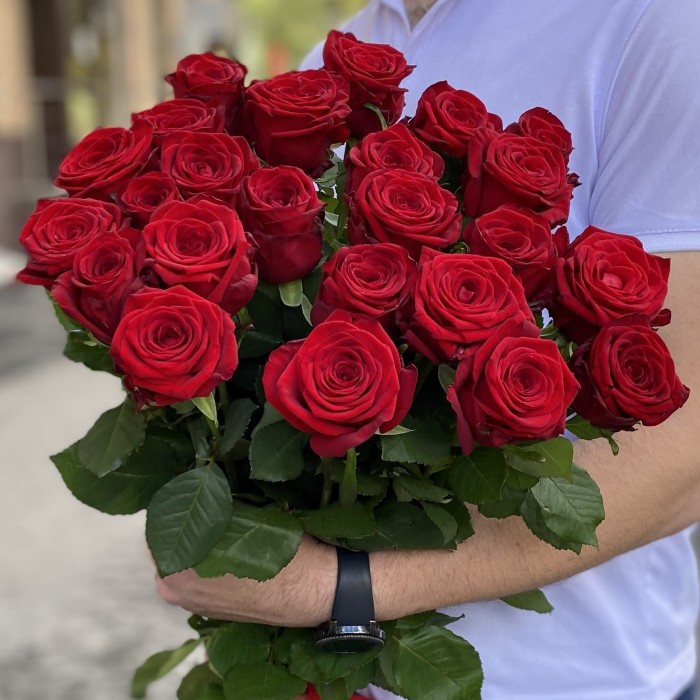 25 красных роз Ред Наоми 90 см