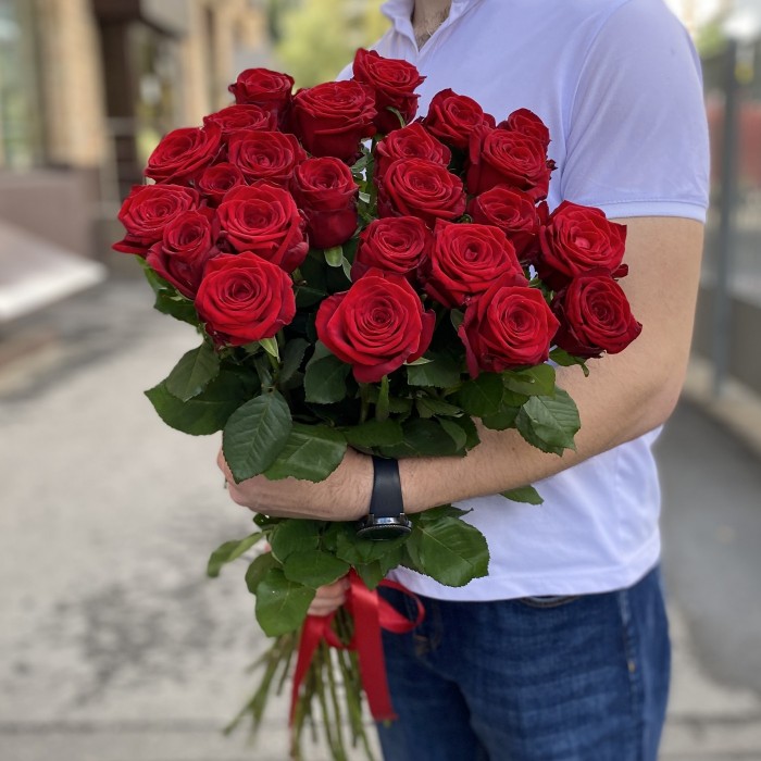 25 красных роз Ред Наоми 90 см
