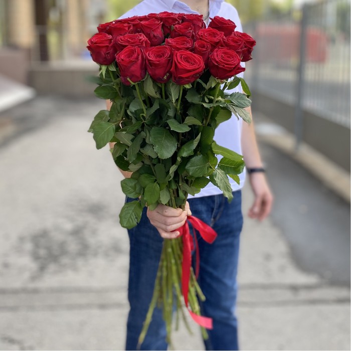 25 красных роз Ред Наоми 90 см