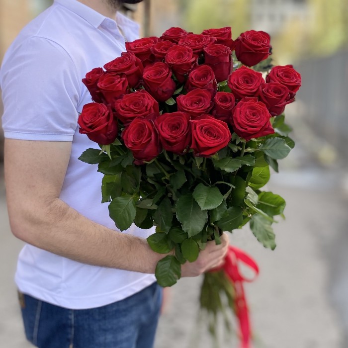 25 красных роз Ред Наоми 90 см