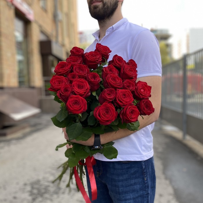 25 красных роз Ред Наоми 90 см