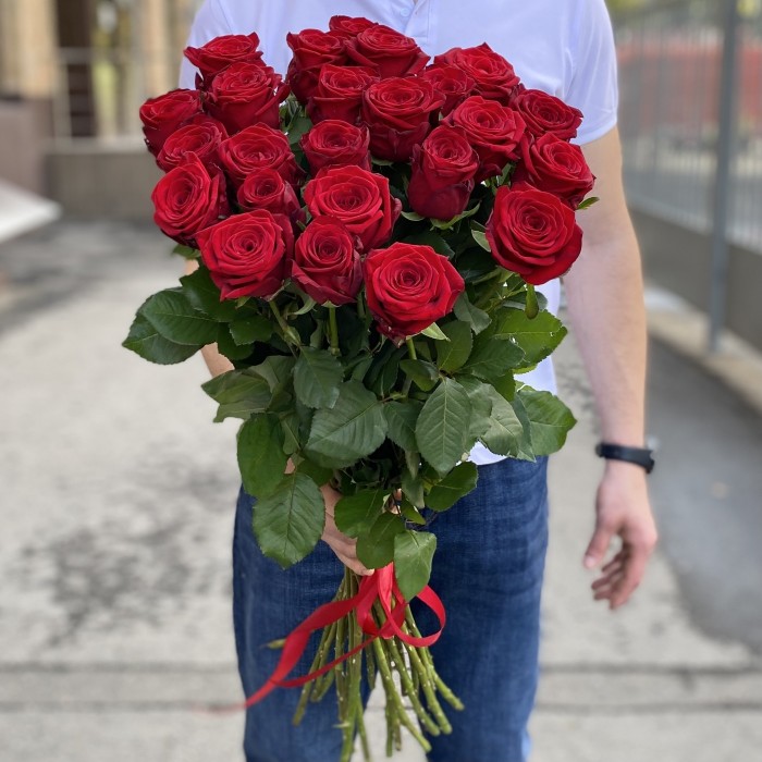 25 красных роз Ред Наоми 90 см
