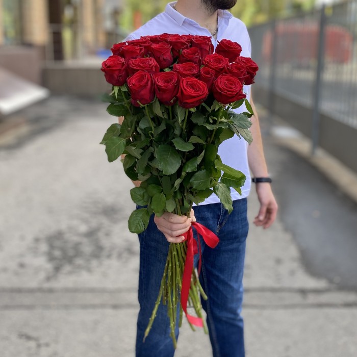 25 красных роз Ред Наоми 90 см