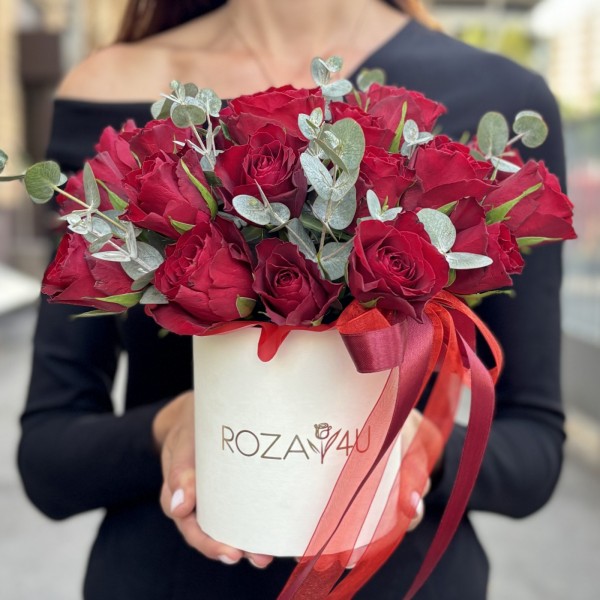 25 красных роз с эвкалиптом в коробке