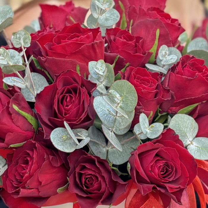 25 красных роз с эвкалиптом в коробке
