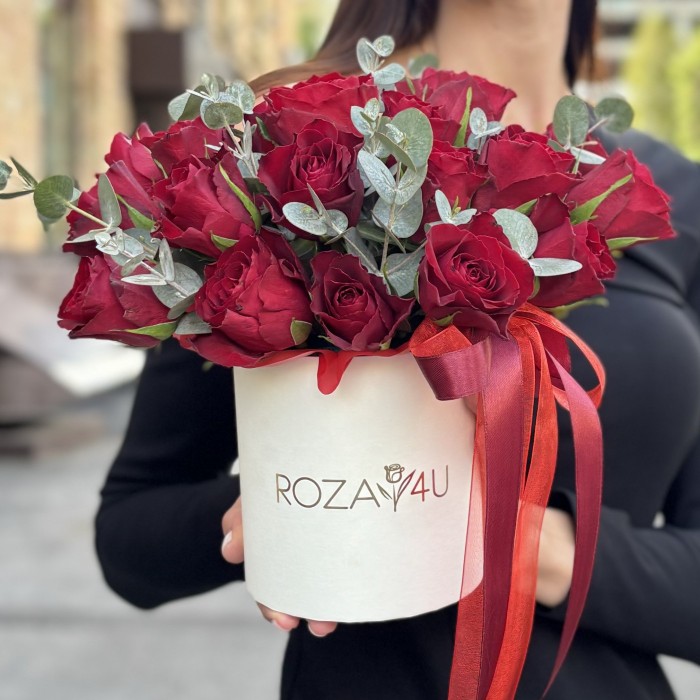 25 красных роз с эвкалиптом в коробке