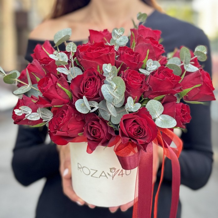 25 красных роз с эвкалиптом в коробке