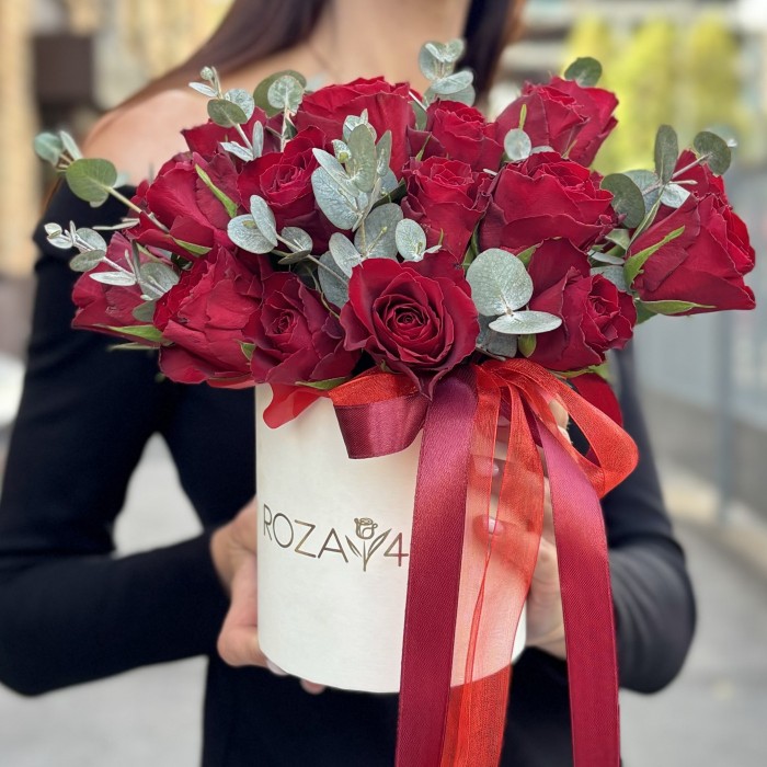 25 красных роз с эвкалиптом в коробке