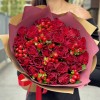 25 красных роз с гиперикумом
