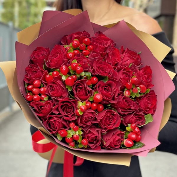 25 красных роз с гиперикумом