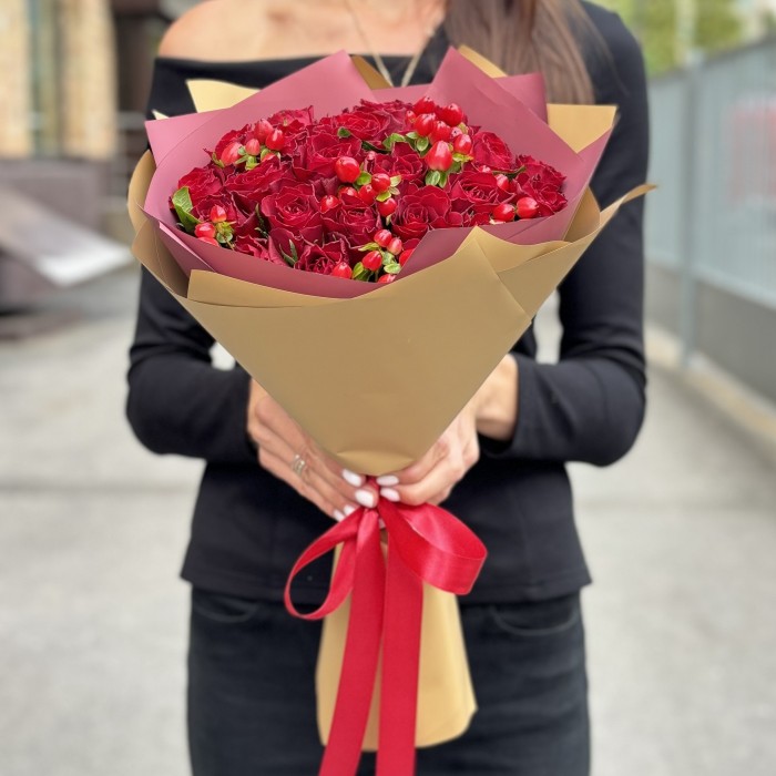 25 красных роз с гиперикумом