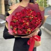 25 красных роз с гиперикумом