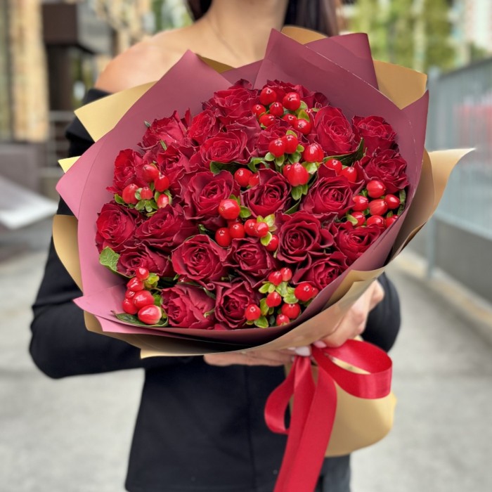 25 красных роз с гиперикумом