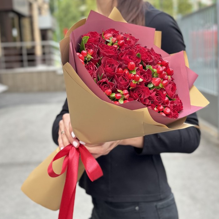 25 красных роз с гиперикумом