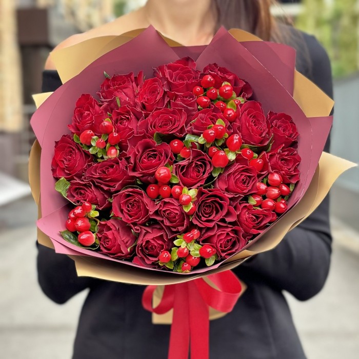 25 красных роз с гиперикумом