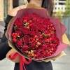 25 красных роз с гиперикумом