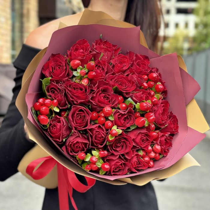 25 красных роз с гиперикумом