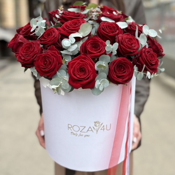 25 красных роз в коробке с эвкалиптом