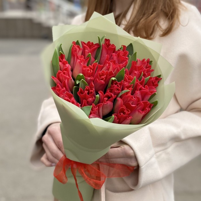 25 красных тюльпанов Ред дресс