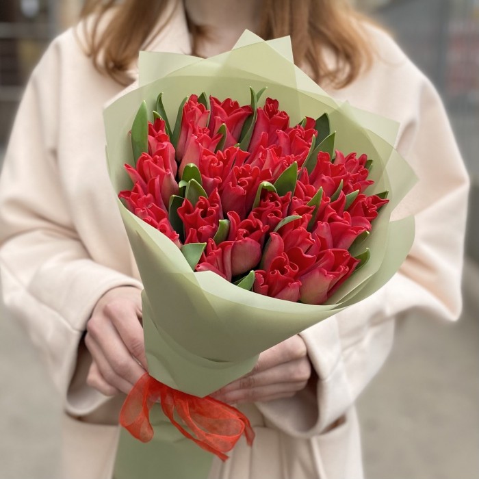25 красных тюльпанов Ред дресс