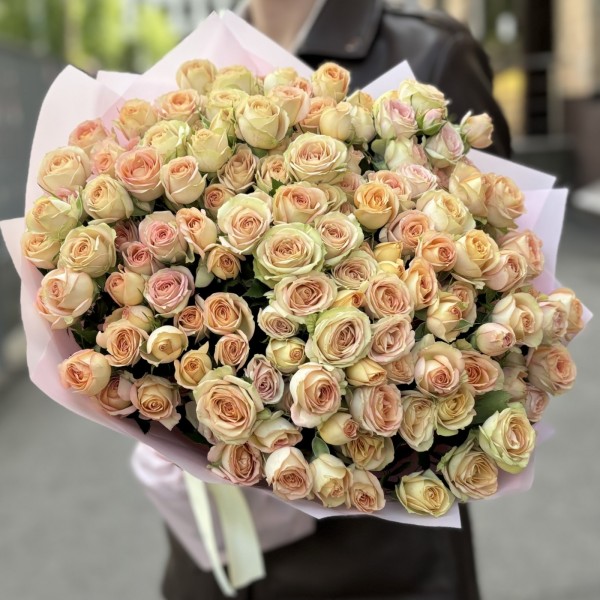 25 кремово-розовых кустовых роз Азор 50 см
