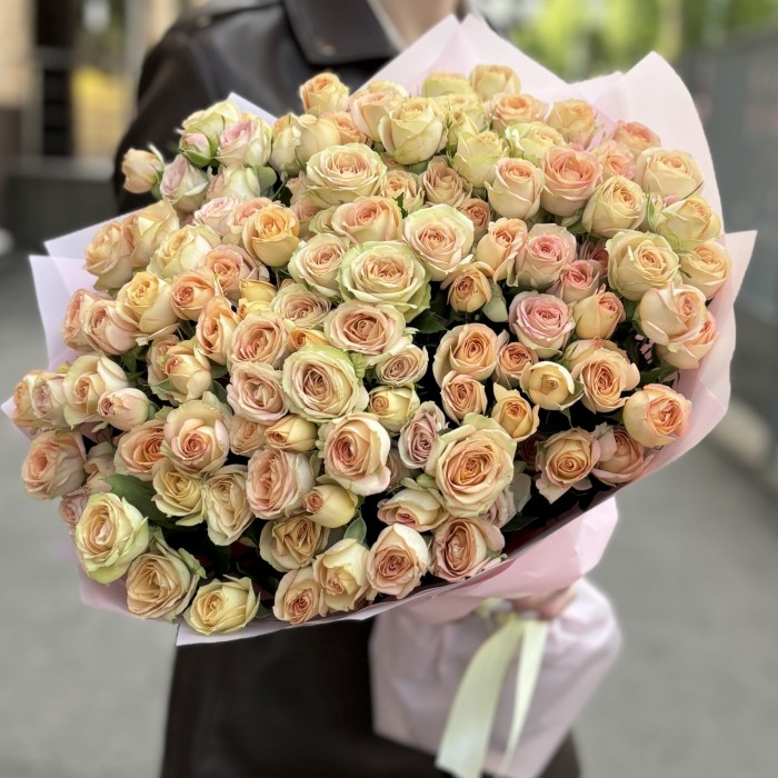 25 кремово-розовых кустовых роз Азор 50 см