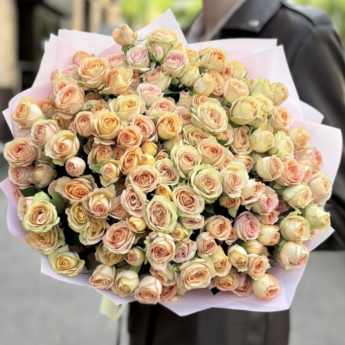 25 кремово-розовых кустовых роз Азор 50 см