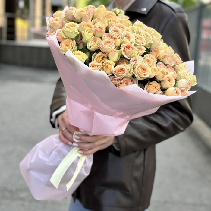 25 кремово-розовых кустовых роз Азор 50 см