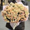 25 кремово-розовых кустовых роз Азор 40 см