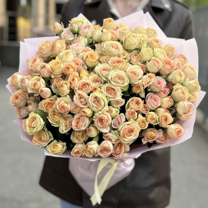 25 кремово-розовых кустовых роз Азор 50 см