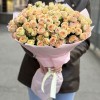 25 кремово-розовых кустовых роз Азор 40 см