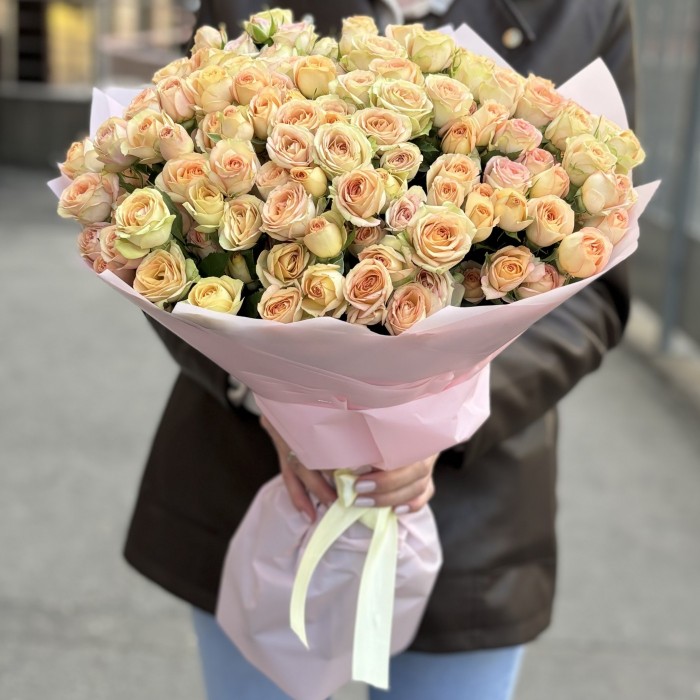 25 кремово-розовых кустовых роз Азор 50 см