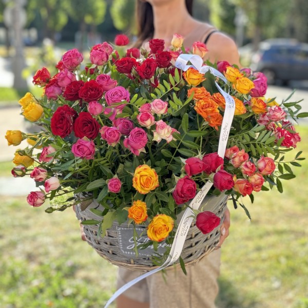 25 ярких кустовых и пионовидных роз в корзине MIX