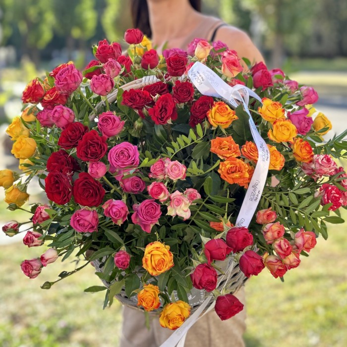 25 ярких кустовых и пионовидных роз в корзине MIX