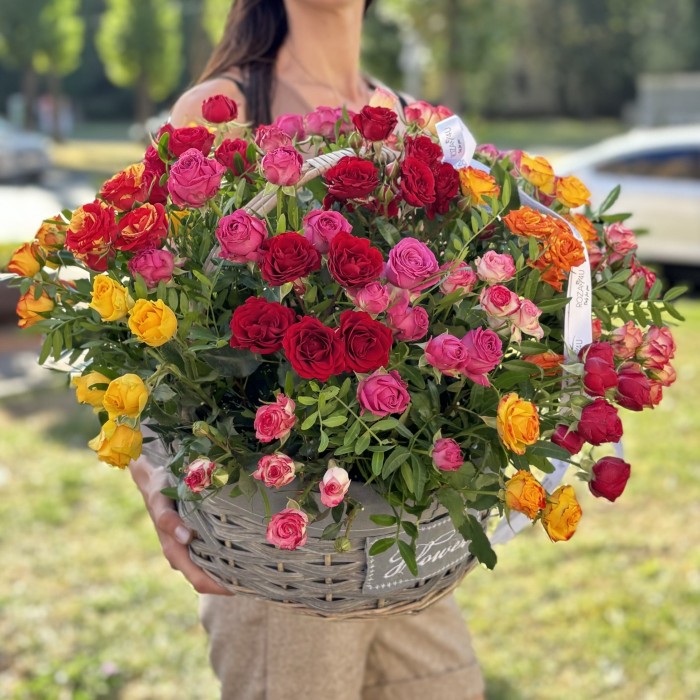 25 ярких кустовых и пионовидных роз в корзине MIX
