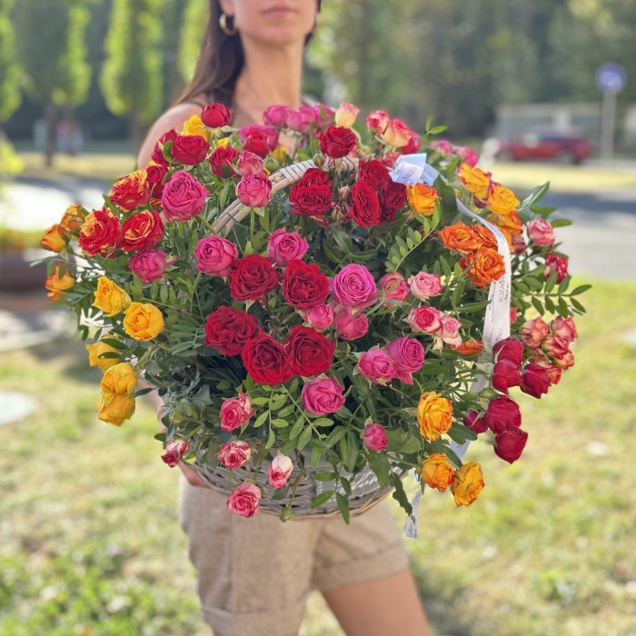 25 ярких кустовых и пионовидных роз в корзине MIX