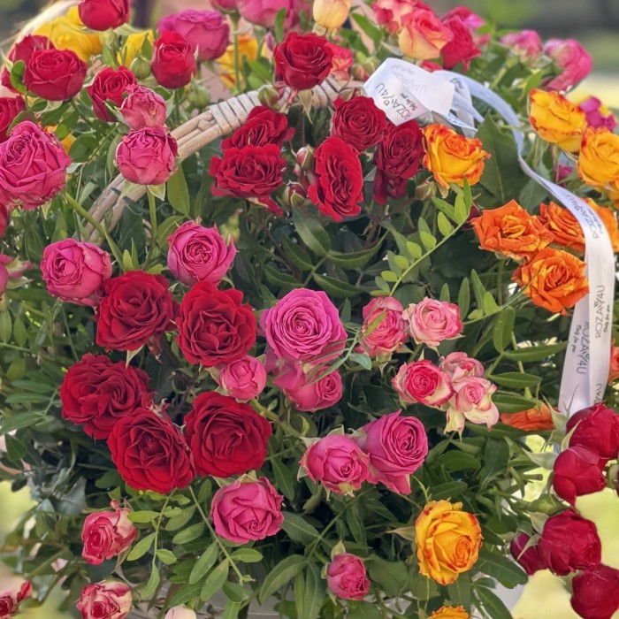 25 ярких кустовых и пионовидных роз в корзине MIX