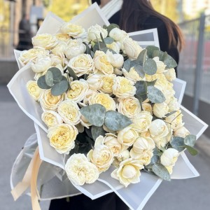 25 кустовых пионовидных кремовых роз Джульетта