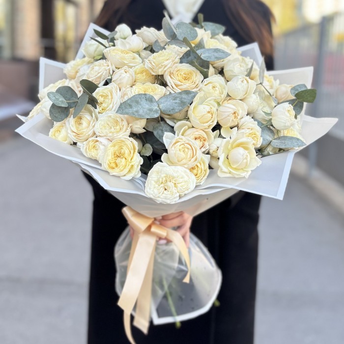 25 кустовых пионовидных кремовых роз Джульетта