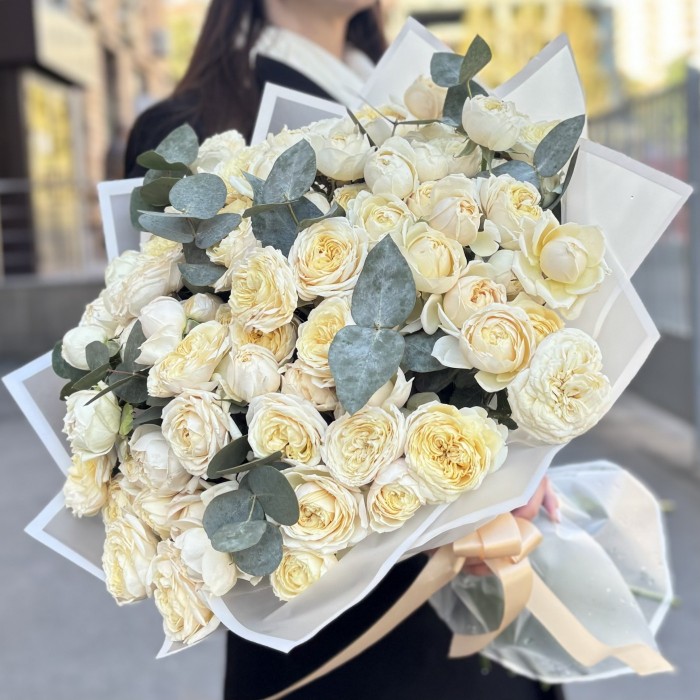 25 кустовых пионовидных кремовых роз Джульетта