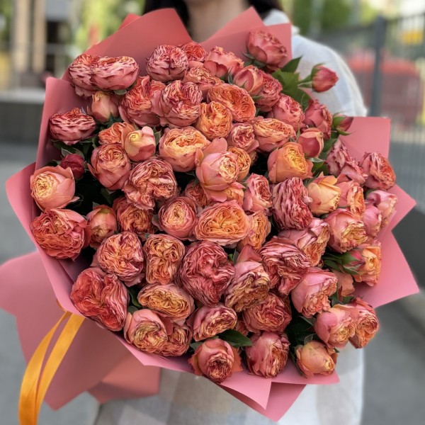 25 кустовых оранжевых пионовидных роз Ля мандарин