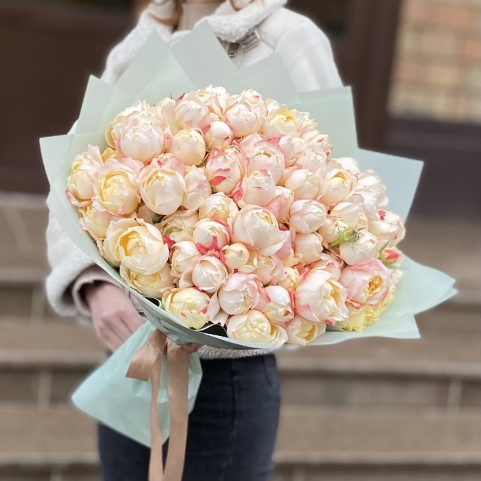 25 кустовых пионовидных роз Принцесса Суки
