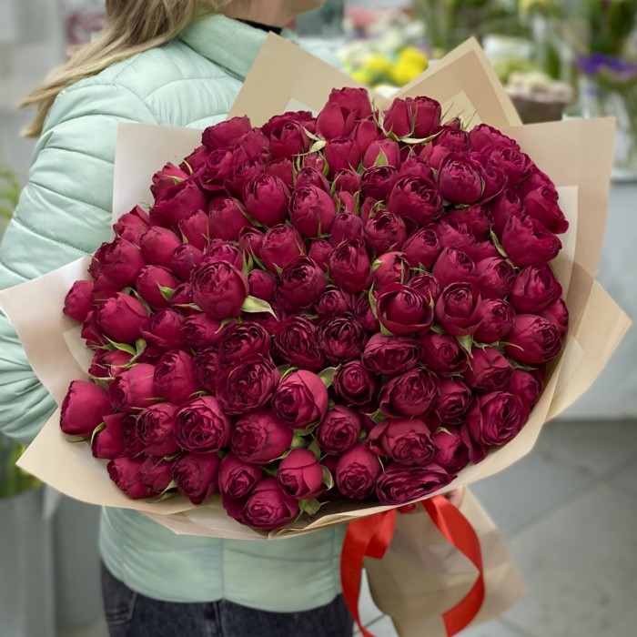 25 кустовых пионовидных роз Ред лэйс