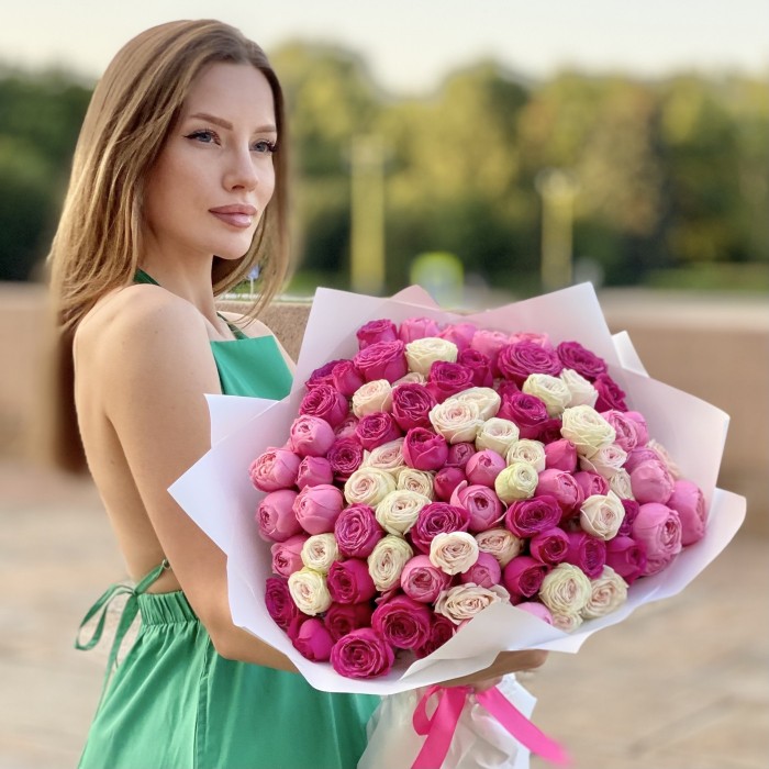 25 кустовых пионовидных роз Розовый микс