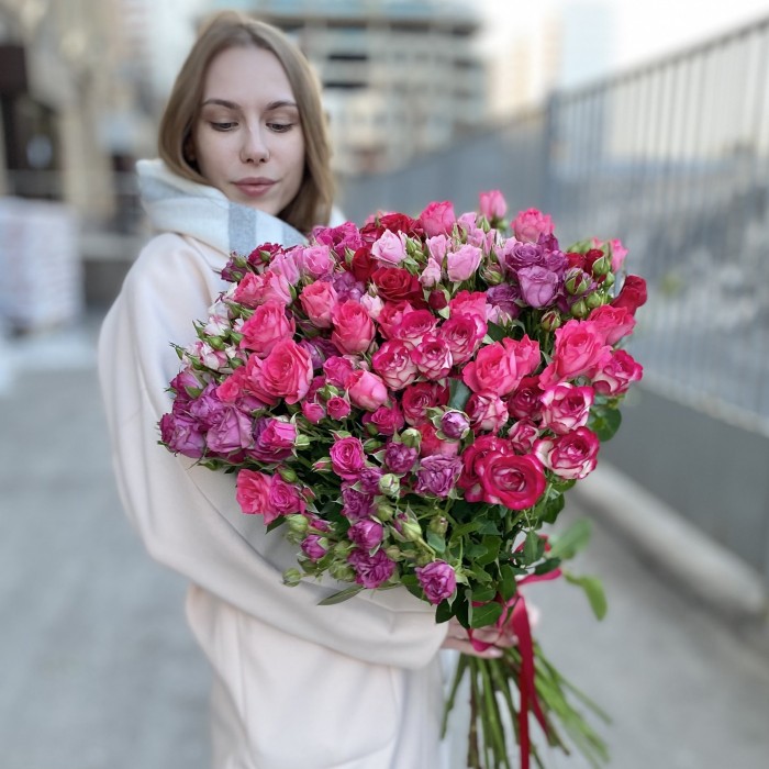 25 кустовых роз 70 см