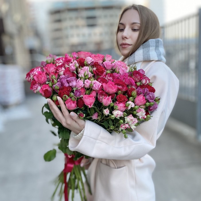 25 кустовых роз 70 см