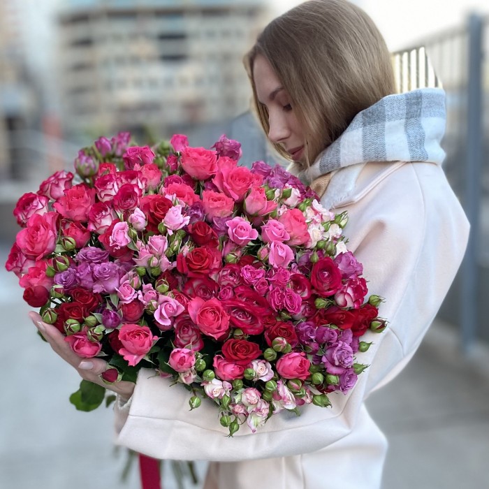 25 кустовых роз 70 см